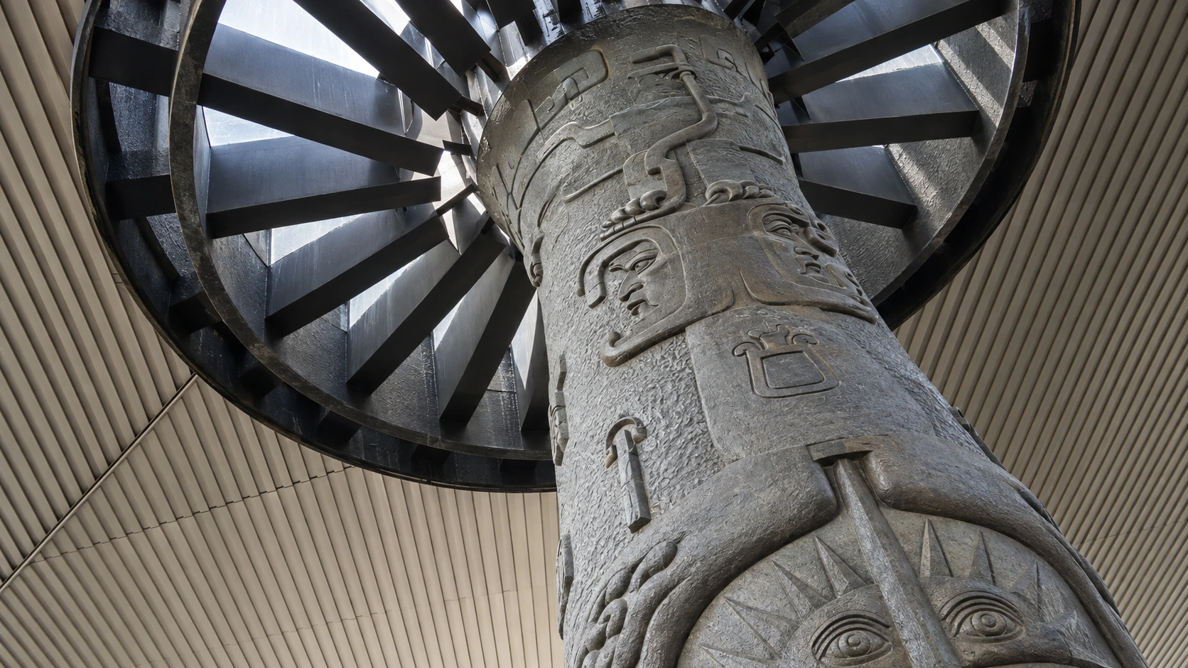 Carved relief and radial canopy supports on the museum’s El Paraguas column