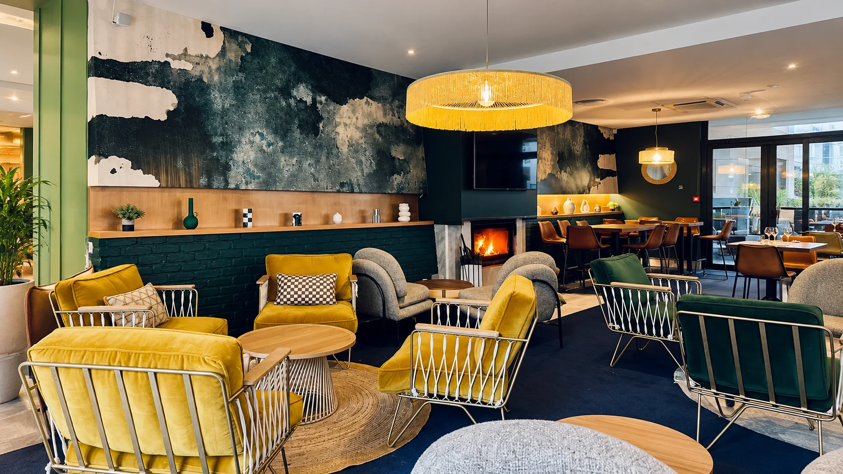 Lounge & fireplace