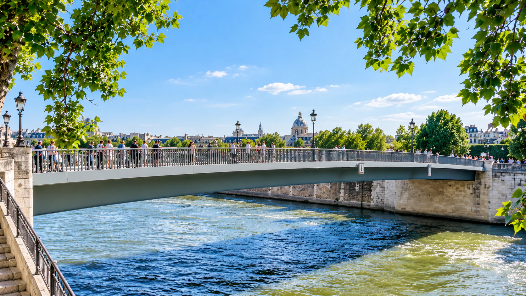 Pont Saint-Louis between the islands