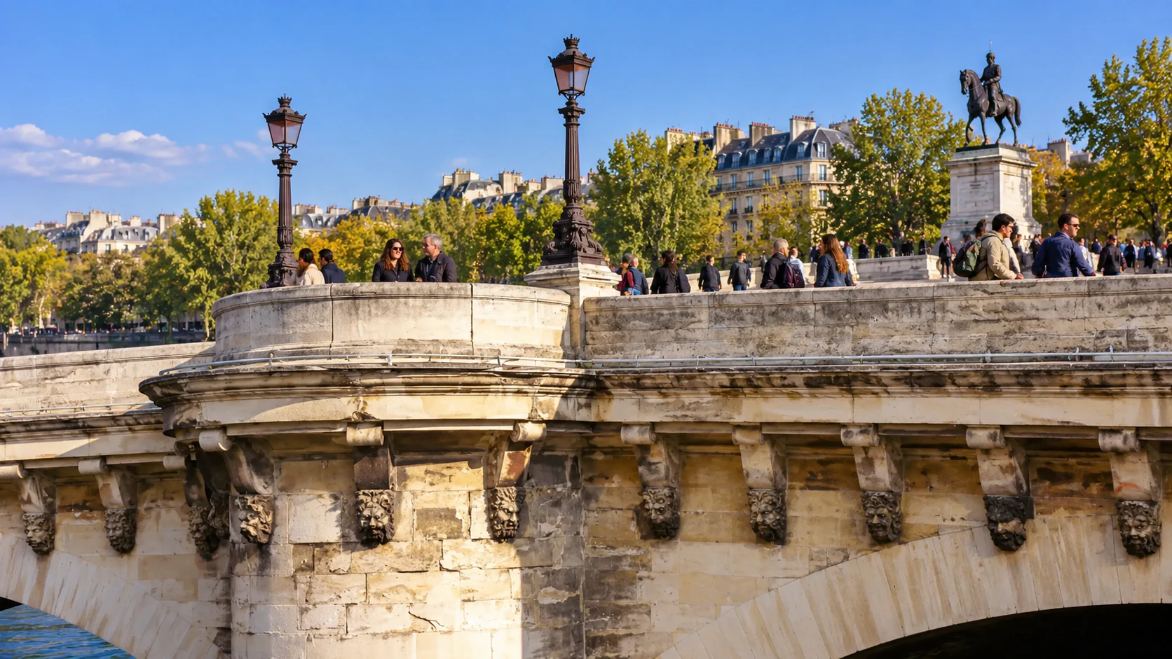 Pedestrian bay on Pont Neuf