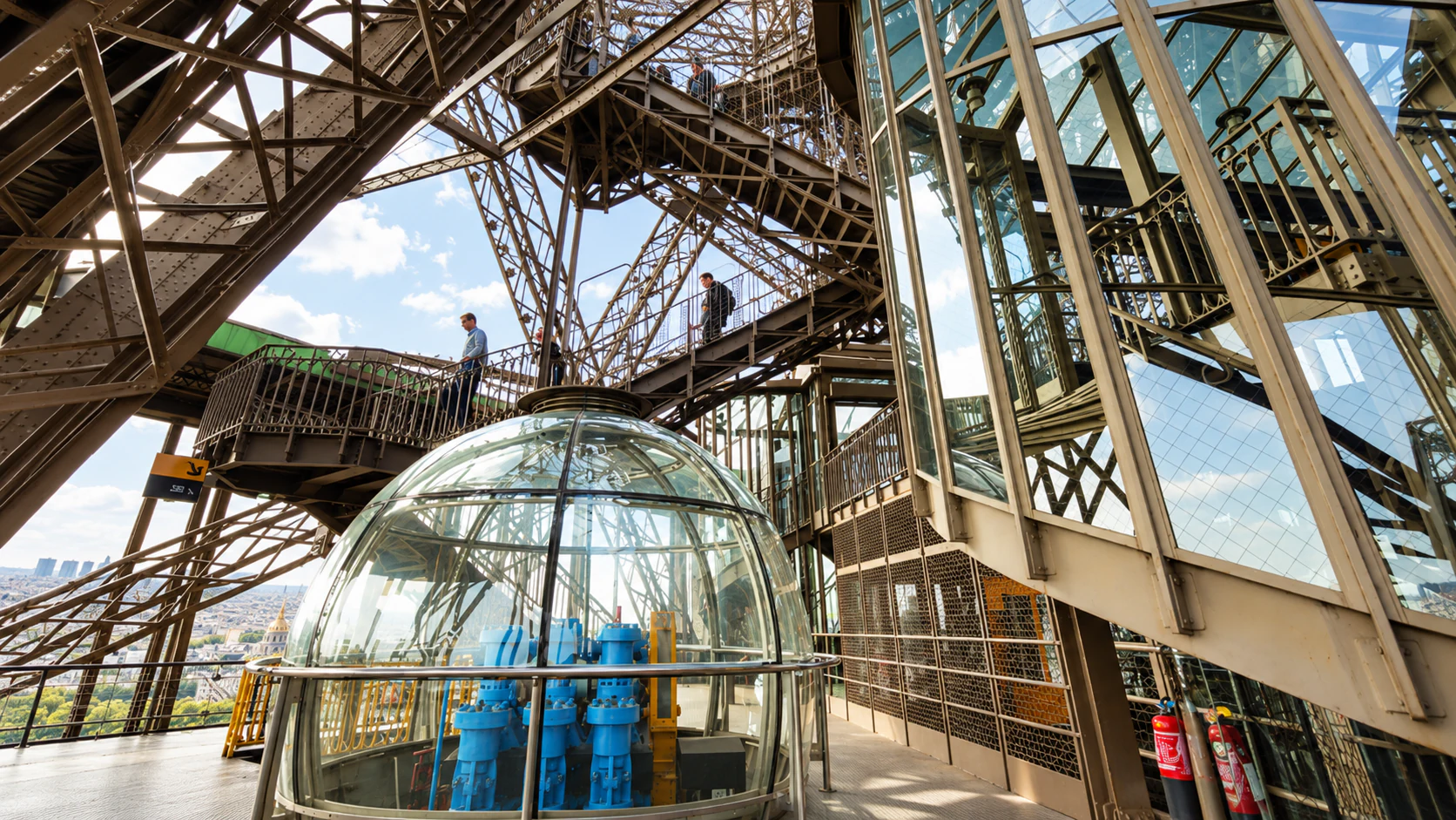 First-floor lift and framework