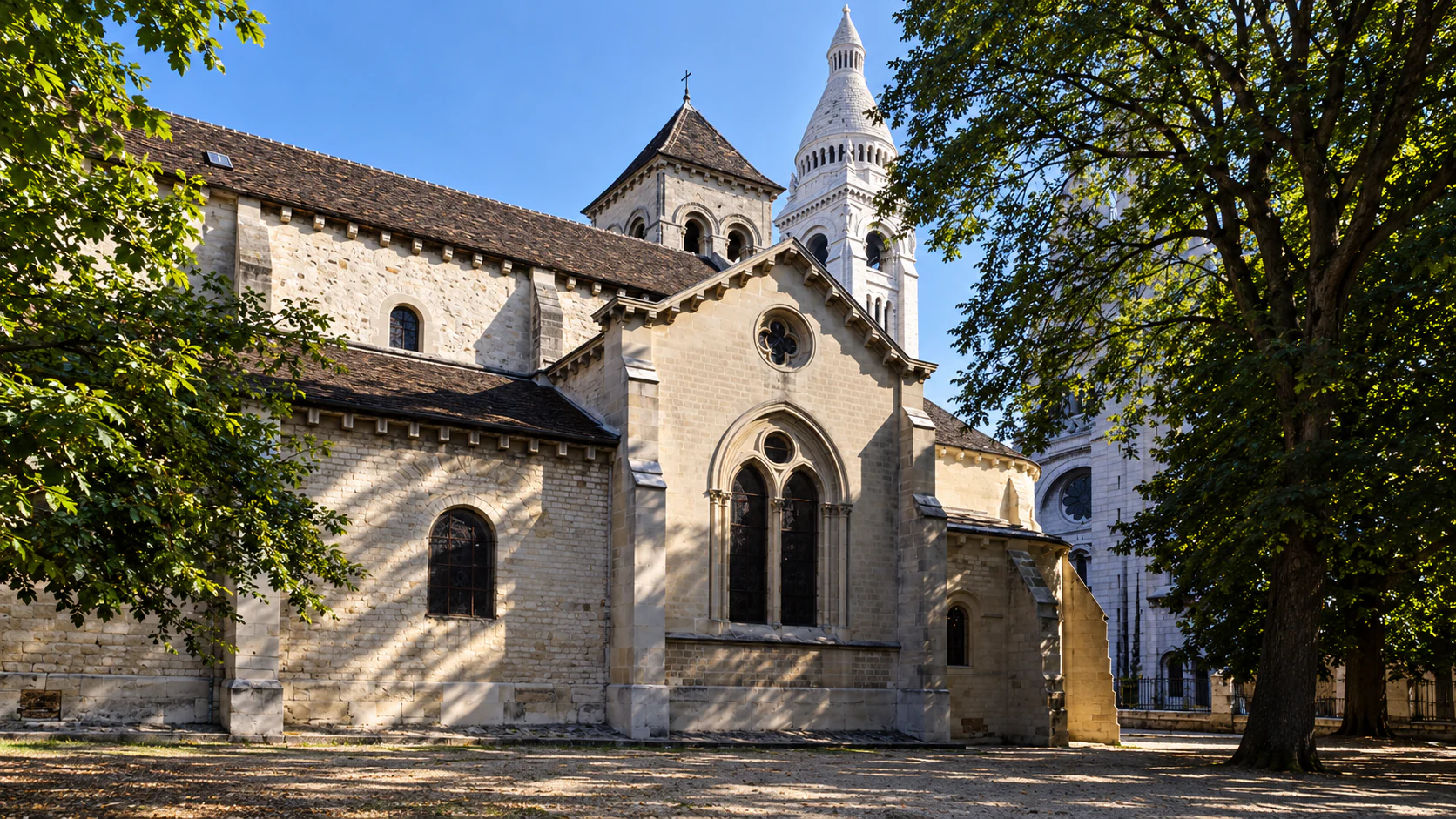 Saint-Pierre beside Place du Tertre