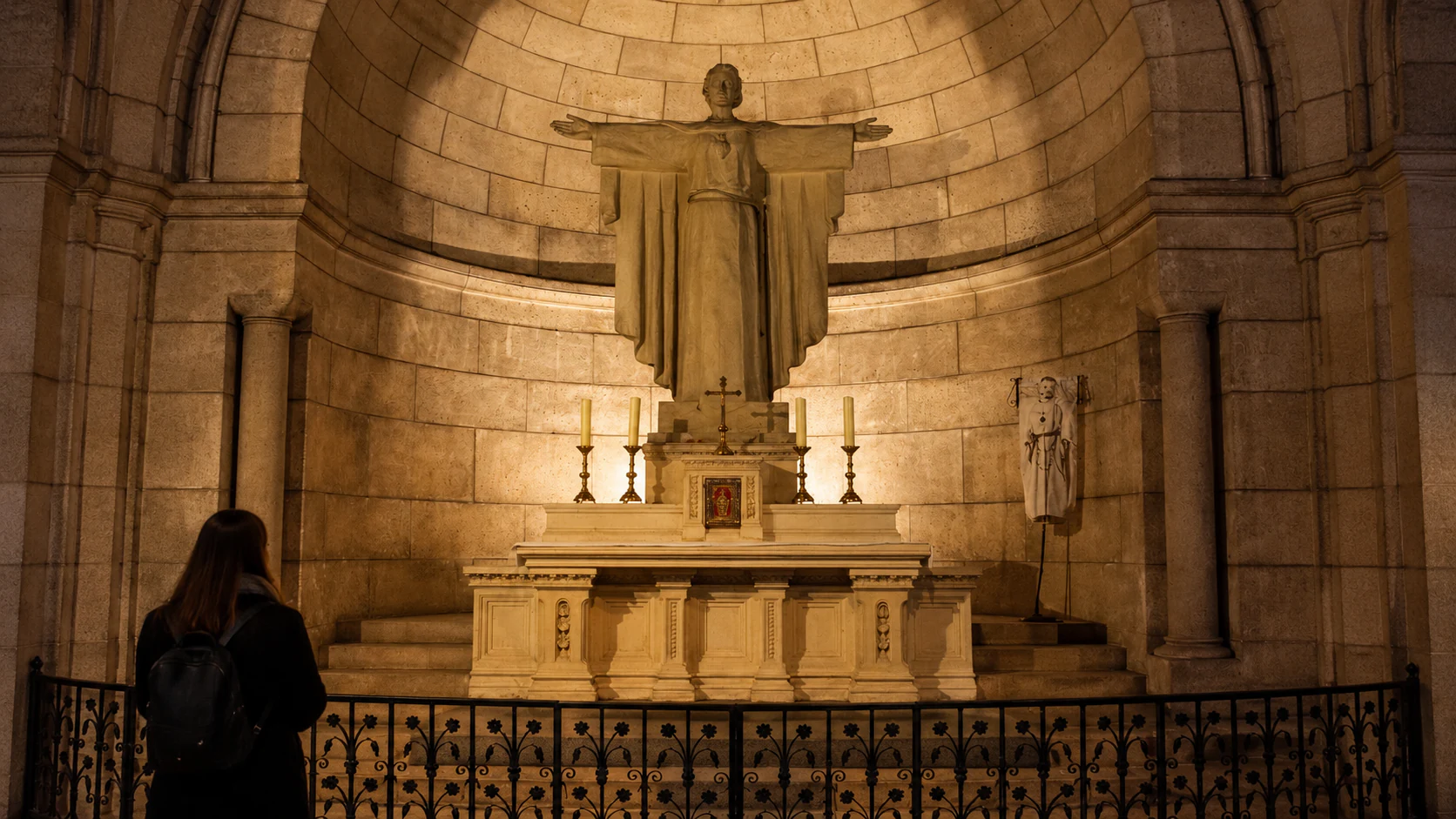 Christ altar in the Sacré-Cœur crypt